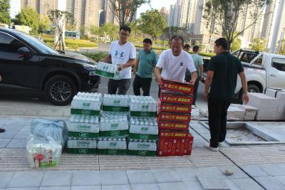下基层 察民情 解民忧 暖民心 长兴公司开展 “夏送清凉进工地”慰问活动