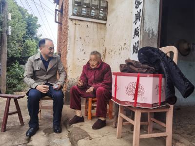 孝南三汊镇：为百岁党员庆生