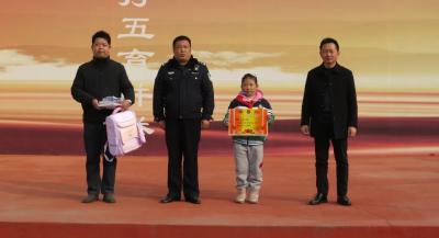 孝南：点赞！为这位拾金不昧的小学生！