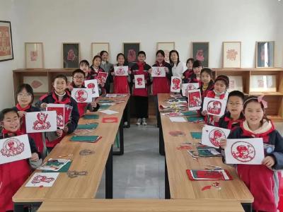 孝南：巧手传非遗 纸韵雷锋情