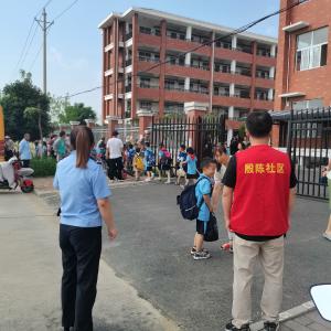 用心护学 为爱站岗