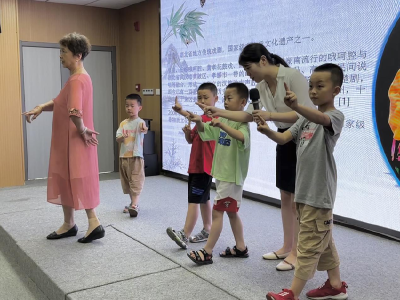 少儿戏曲课堂上，孩子们跟着名家学台步、练身段