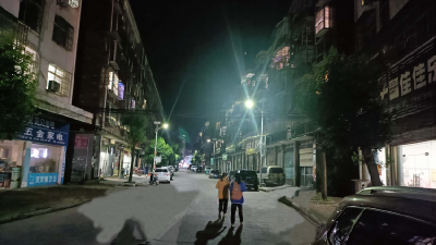 路灯照亮群众幸福路