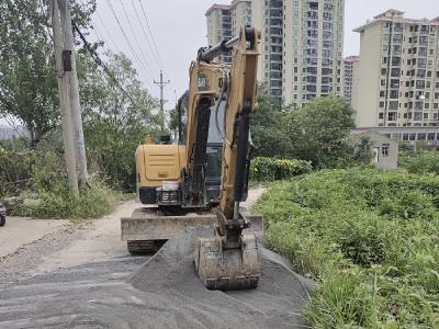 党建引领办实事，修补路面暖人心