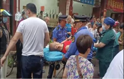 老人晕倒，城管救助显当担