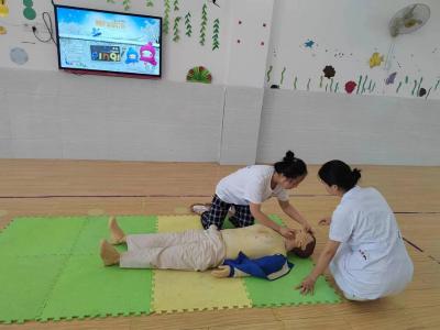 安全急救知识进校园，撑起师生“安全伞”