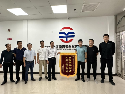 为民务实暖人心 锦旗激励再奋进