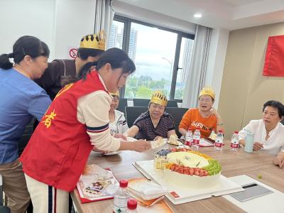 长者生日会，其乐融融