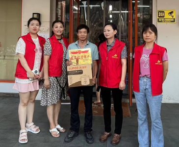 敲锣打鼓送荣誉     “四镇同创”颂新风