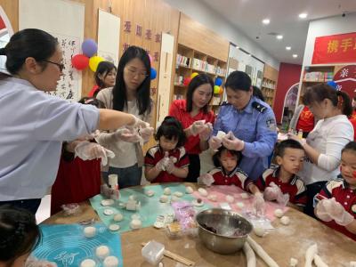 携手联欢迎中秋 妙笔生花庆国庆