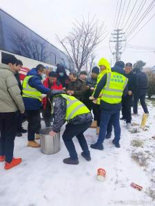 雪中送暖 情牵万里——孝南区肖港镇援助滞留高速乘客