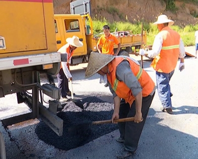 高温下的坚守：公路养护工