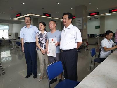 咸安区实施“27证合一”登记，群众办事少跑腿