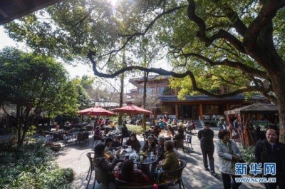【十九大时光】俄罗斯学者盛赞中国发展成果：老百姓“钱袋”鼓起来了 我都很羡慕
