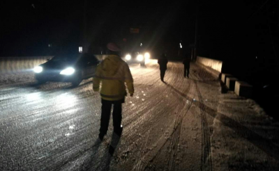 视频 | 雪夜的坚守 只为您一路平安！