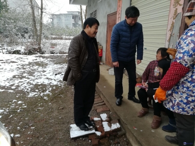 咸安区住建局入户扶贫防雪灾，走访慰问暖人心