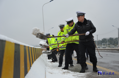 风雪来袭 咸安公安加强巡逻管控保安全