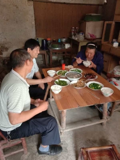 咸安区粮食局端午慰问贫困户、同吃连心饭