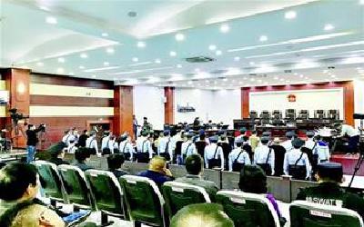 咸宁肉霸涉黑团伙暴力垄断市场 23人集中受审3天