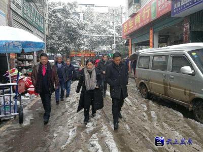 魏朝东：积极应对低温雨雪天气  确保群众安全
