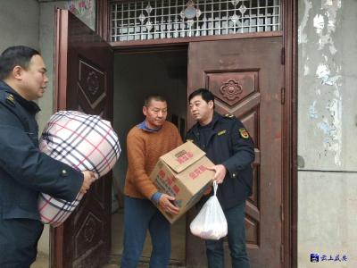 区城管局：送温暖 贴春联 欢欢喜喜过大年