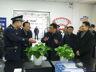 省检查考评组肯定咸安法治综治工作