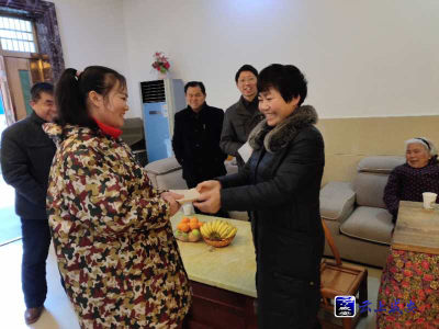 区委宣传部走访慰问咸安先进楷模