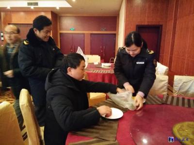 咸安：深入两会现场  确保食品安全