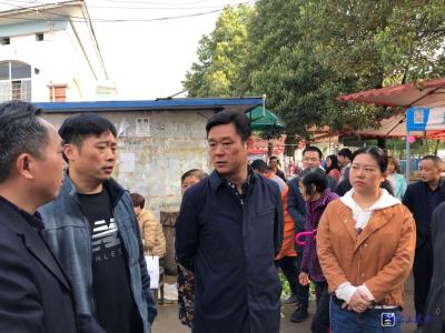 魏朝东调研城区农贸市场升级改造工作