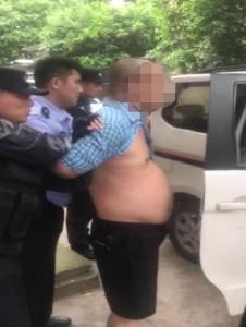 精神病患者挥刀向父母  民警快速处置将其制服