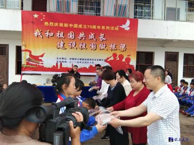  赞，民建咸安总支60套校服赠长寿小学孩子过“六一” 