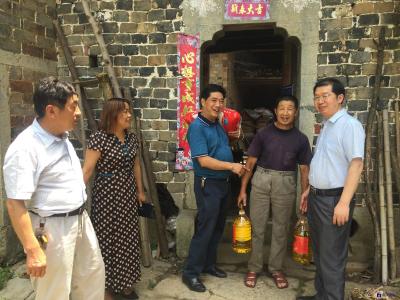 区中医院情系高峰村 走访慰问贫困户和困难老党员