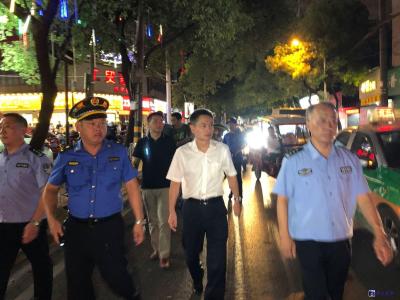 程朝阳调研咸安老城区夜间创文整治情况
