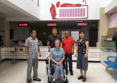 捐赠轮椅不留名，爱心接力传温暖