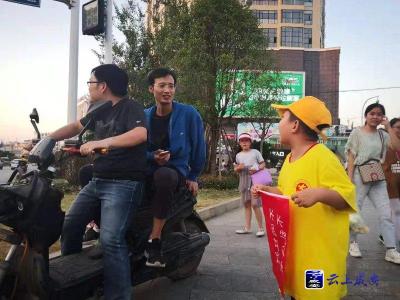 6岁交通劝导员：稚嫩童音打动无数行人