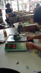 咸安区市场监管局开展集贸市场计量器具专项检查