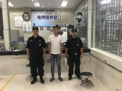 咸安警方捣毁一电信诈骗窝点  5嫌犯当场被抓