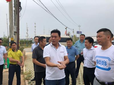 魏朝东调研人居环境整治和创文情况