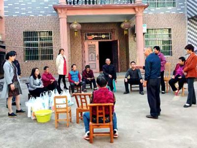 向阳湖镇绿山村开展家庭卫生评比表彰