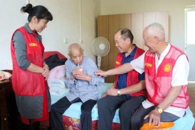 向阳湖镇机关老年支部开展重阳节慰问活动