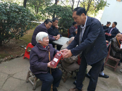 孝老爱亲向上向善   咸安区民政局开展“敬老月”活动