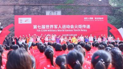刚刚，军运会火炬完成传递！这些火炬手亮了