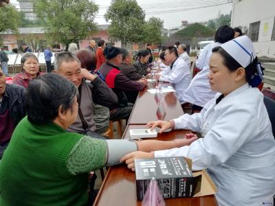 咸宁市第一人民医院开展＂精准扶贫  健康咸安＂大型义诊活动