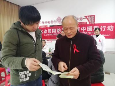 咸安区开展防艾进社区宣传活动