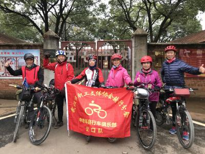 心若向阳，无畏时光——向阳湖文化名人旧址迎来了一批“老年骑行者”