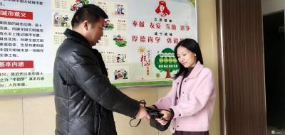 香港市民来咸省亲掉了包 热心的哥拾金不昧