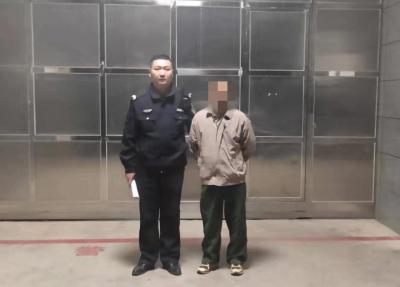 男子当街偷护栏被咸安民警抓现行