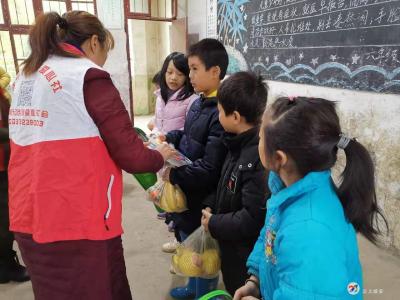 市委宣传部赴大幕乡开展扶贫活动