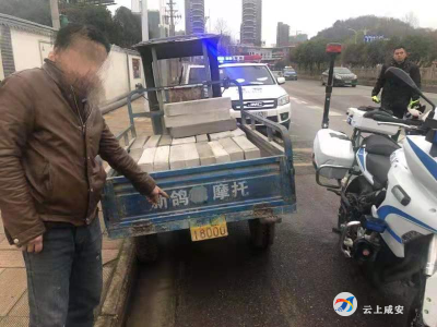 咸安交警大队行政拘留一名无证、酒驾、  套牌违法行为人