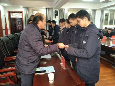 爱心助学  照亮困难学子求学路
